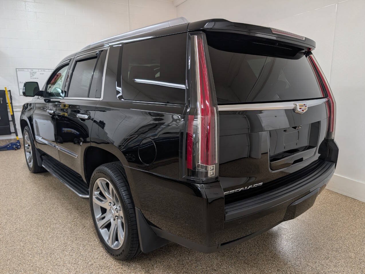 Used 2018 Cadillac Escalade Premium Luxury AWD/4WD image 3