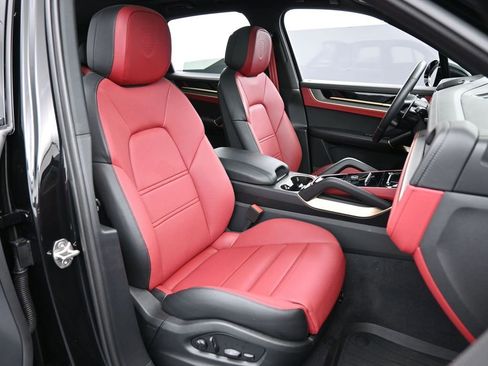 Used 2025 Porsche Cayenne S image 31