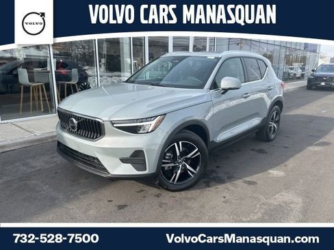 Certified 2025 Volvo XC40 B5 Core image 1