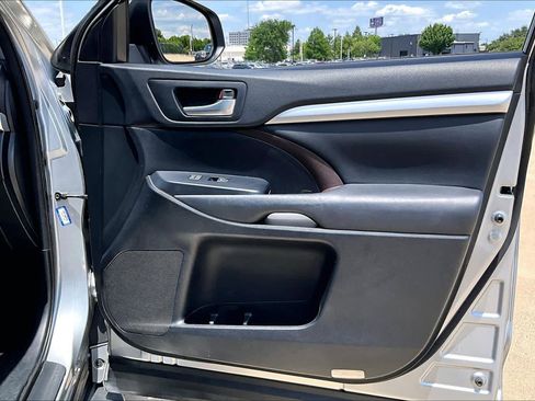 Used 2015 Toyota Highlander XLE FWD image 21