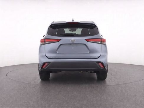 Used 2021 Toyota Highlander XLE AWD/4WD image 7
