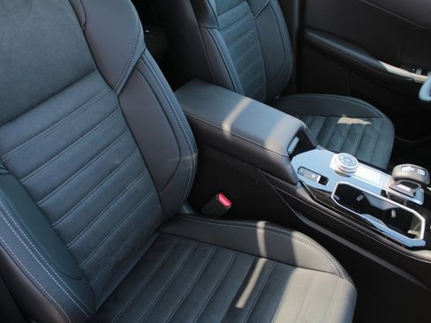 New 2025 Mitsubishi Outlander SE image 8