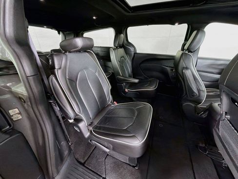Used 2025 Chrysler Pacifica Limited FWD image 30
