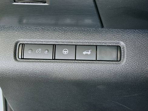 Used 2025 Nissan Pathfinder SL image 17