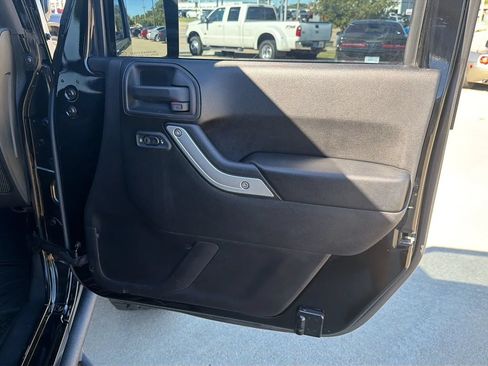 Used 2016 Jeep Wrangler Unlimited Sahara w/ Connectivity Group AWD/4WD image 81