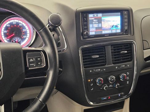 Used 2019 Dodge Grand Caravan SXT FWD image 10