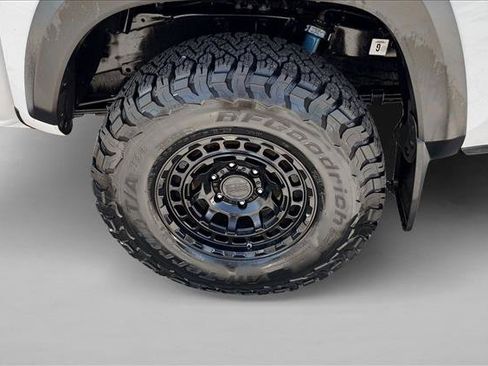 Certified 2019 Toyota Tacoma TRD Off-Road AWD/4WD image 9