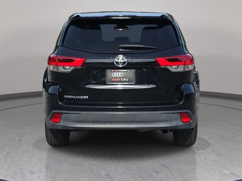 Used 2018 Toyota Highlander LE FWD image 6