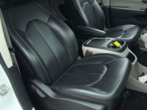 Used 2023 Chrysler Pacifica Touring-L FWD image 31