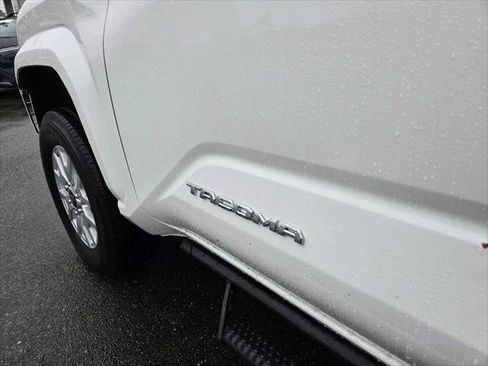 Certified 2025 Toyota Tacoma SR5 AWD/4WD image 22