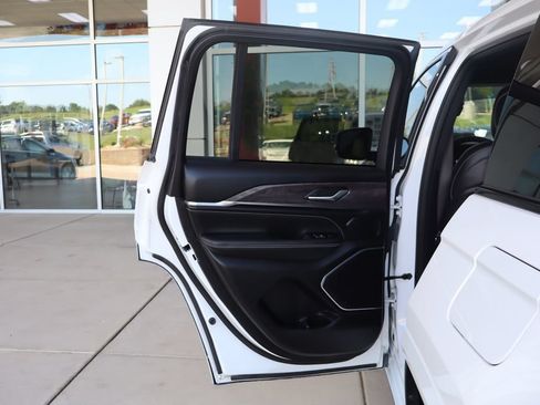 Used 2023 Jeep Grand Cherokee Overland AWD/4WD image 34