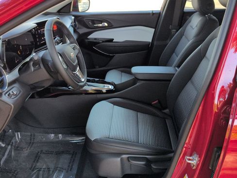 Used 2026 Chevrolet Trax LT w/ LT Convenience Package FWD image 19