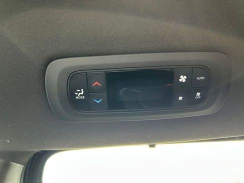 Used 2025 Chrysler Pacifica Select FWD image 16