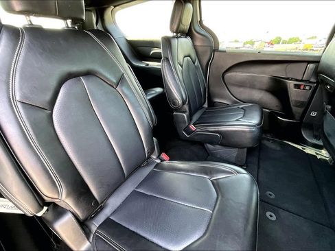 Used 2025 Chrysler Pacifica Select FWD image 25
