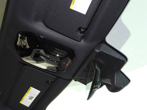 Used 2023 BMW 740i w/ Parking Assistance Package image 17