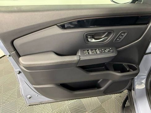 Used 2025 Honda Pilot TrailSport image 14