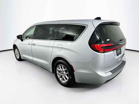 Used 2024 Chrysler Pacifica Touring-L FWD image 5