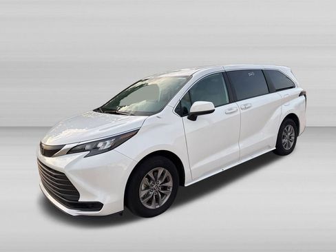 Used 2026 Toyota Sienna LE FWD image 10