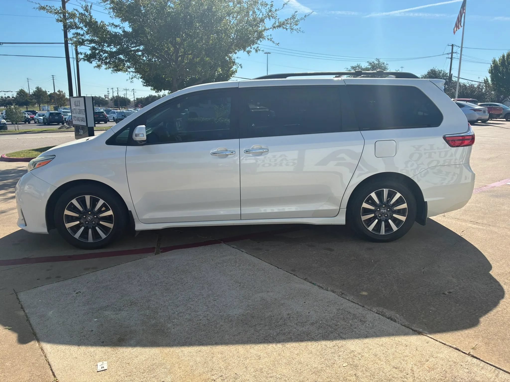Used 2019 Toyota Sienna Limited Premium FWD image 4