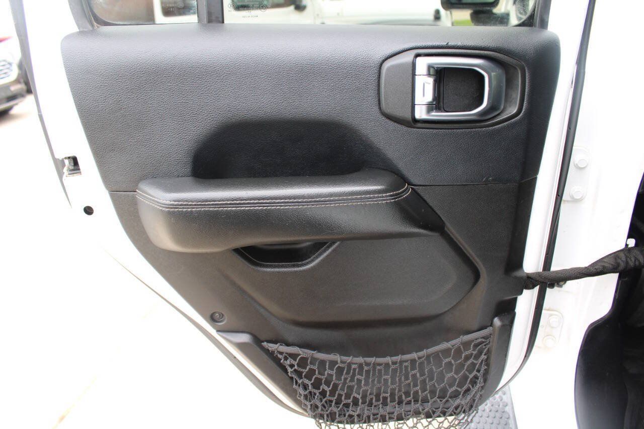 Used 2018 Jeep Wrangler Unlimited Sahara w/ Uconnect 4C Nav & Sound Group AWD/4WD image 9