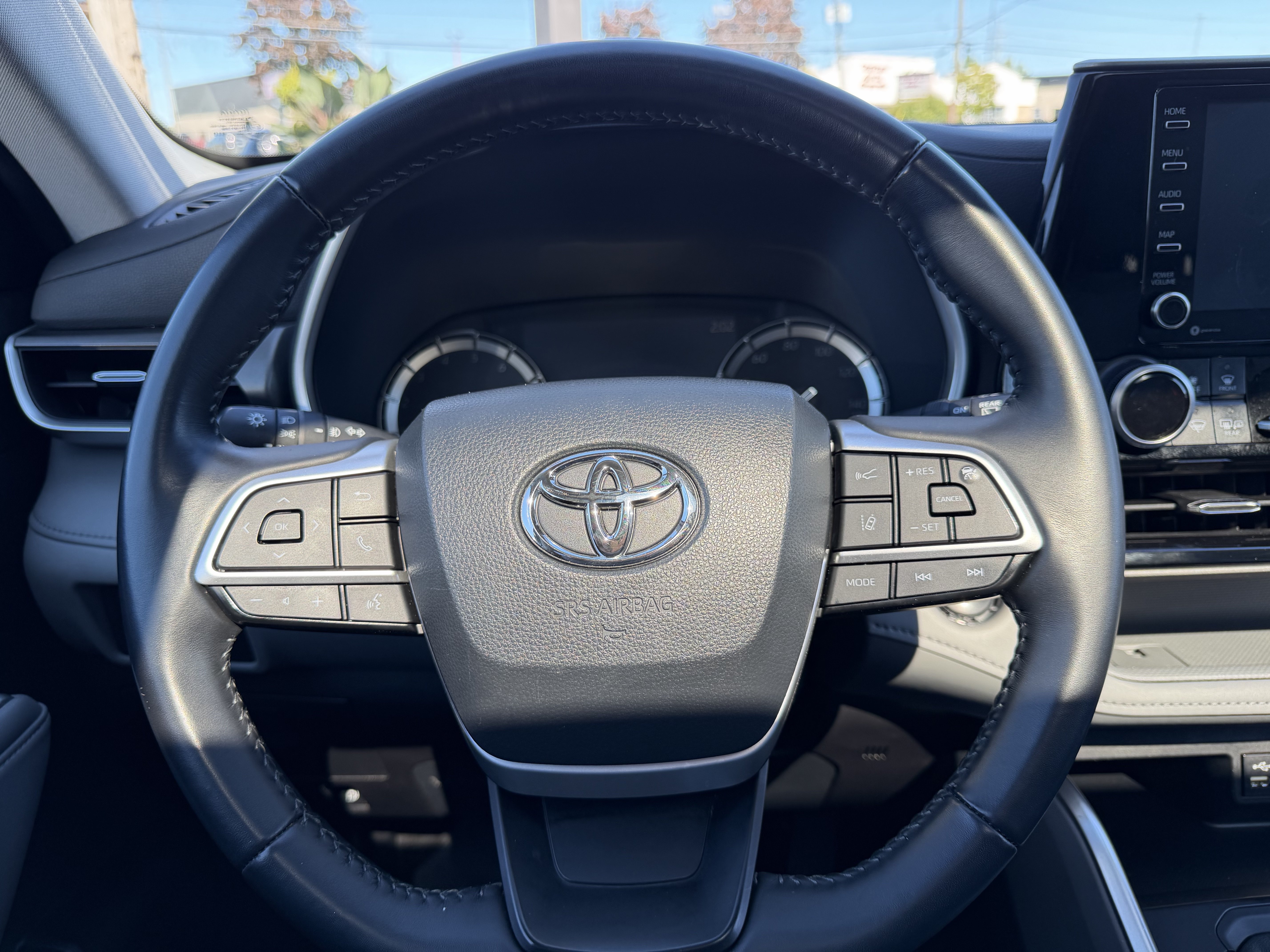 Used 2022 Toyota Highlander XLE AWD/4WD image 13