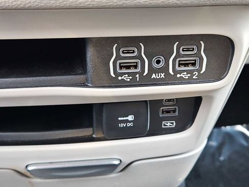 Used 2022 Chrysler Pacifica Touring-L image 46