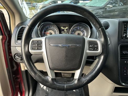 Used 2016 Chrysler Town & Country Touring image 15