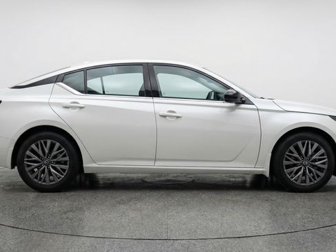 Used 2025 Nissan Altima 2.5 SV image 11