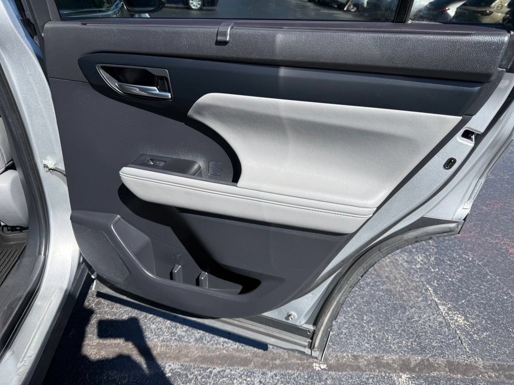 Used 2021 Toyota Highlander XLE AWD/4WD image 19