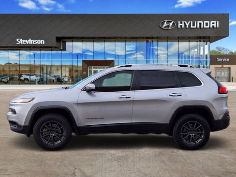 Used 2018 Jeep Cherokee Latitude Plus w/ Comfort/Convenience Group image 2