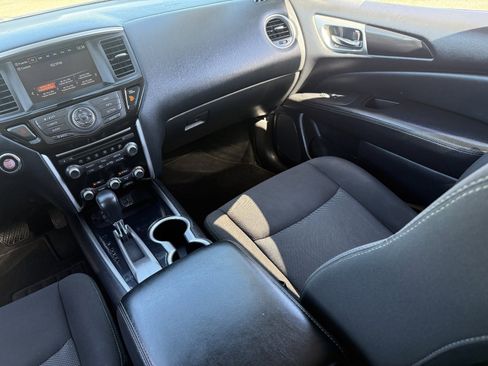Used 2020 Nissan Pathfinder SV image 17