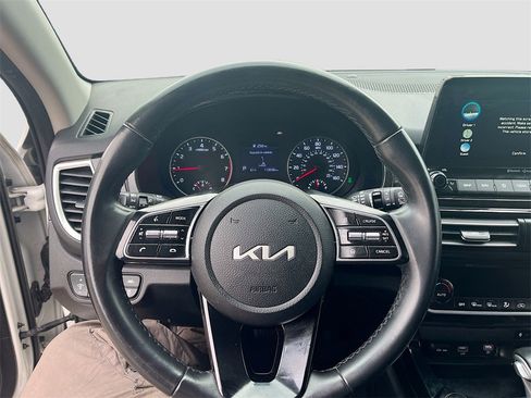 Used 2023 Kia Seltos EX image 11