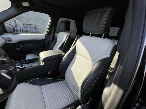 Certified 2024 Land Rover Discovery Metropolitan Edition image 17