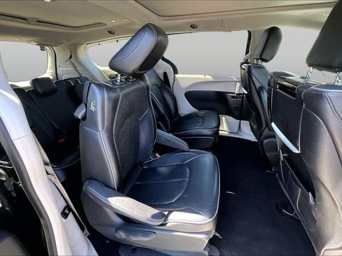 Used 2018 Chrysler Pacifica Limited w/ Advanced Safetytec Group FWD image 19