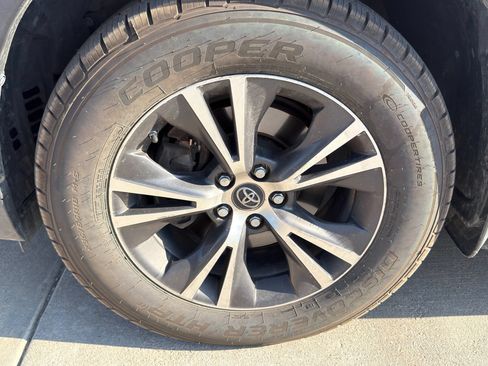 Used 2018 Toyota Highlander LE FWD image 32