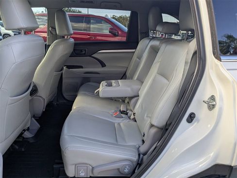 Used 2018 Toyota Highlander LE image 11