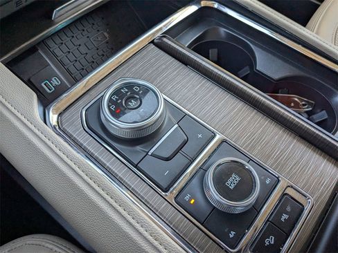 Used 2024 Ford Expedition Limited image 19