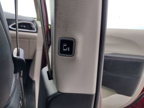 Used 2018 Chrysler Pacifica Touring-L Plus FWD image 19
