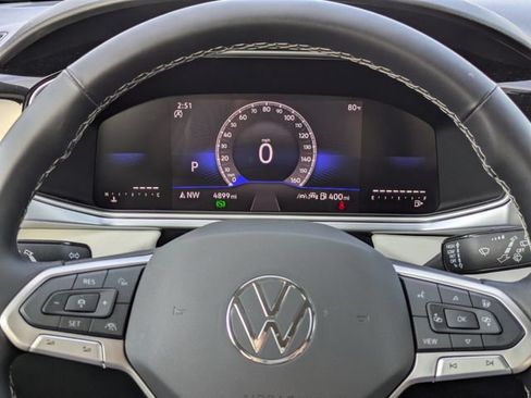 Certified 2025 Volkswagen Taos SE FWD image 28