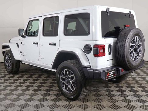 Used 2025 Jeep Wrangler Unlimited Sahara AWD/4WD image 7