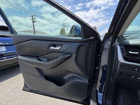 Used 2025 Nissan Rogue SV FWD image 18