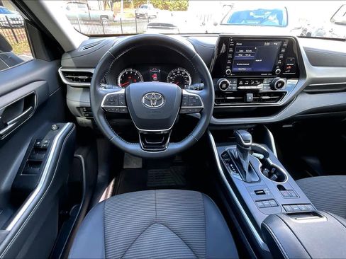 Used 2021 Toyota Highlander LE image 6
