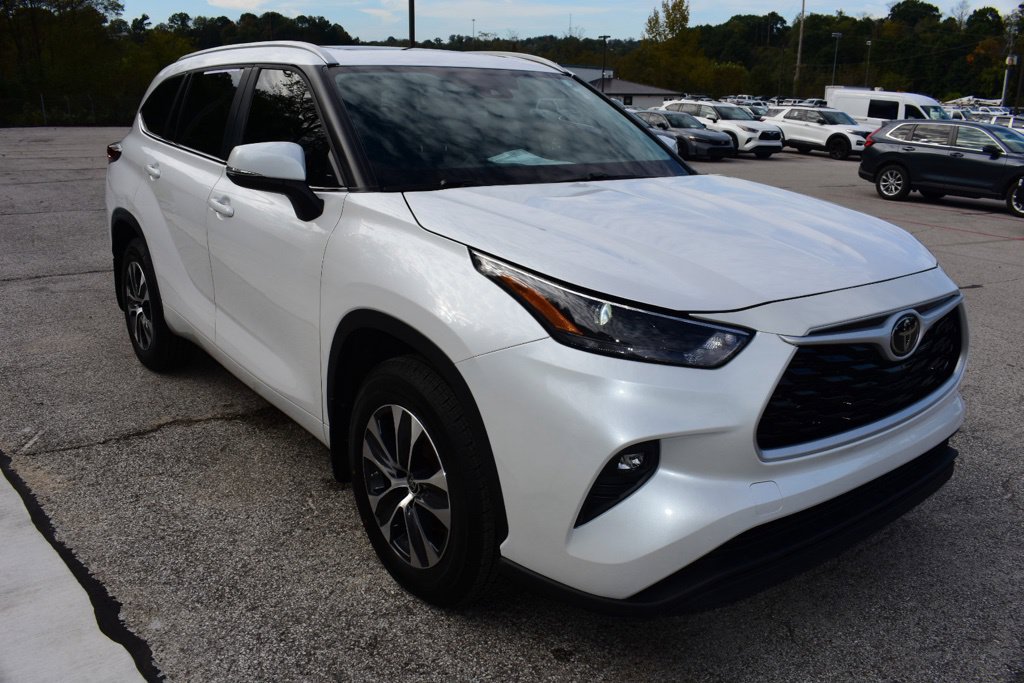 Used 2024 Toyota Highlander XLE AWD/4WD image 4