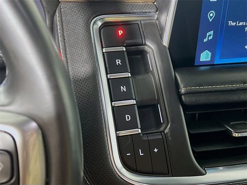 Used 2023 Chevrolet Suburban Premier image 16