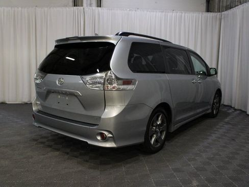 Used 2018 Toyota Sienna SE image 23