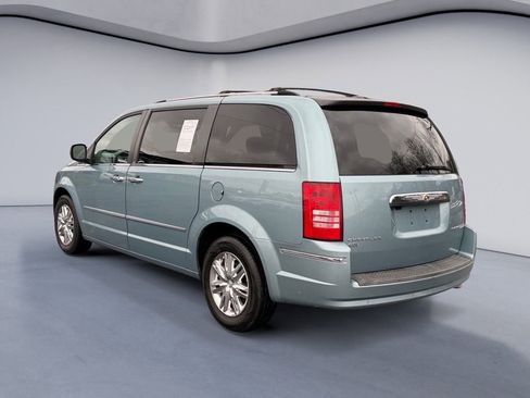Used 2010 Chrysler Town & Country Limited image 5