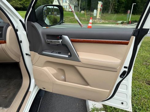 Used 2014 Toyota Land Cruiser AWD/4WD image 19