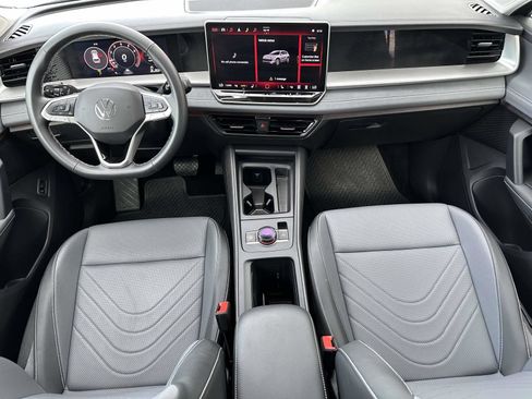 Certified 2025 Volkswagen Tiguan SE AWD/4WD image 11