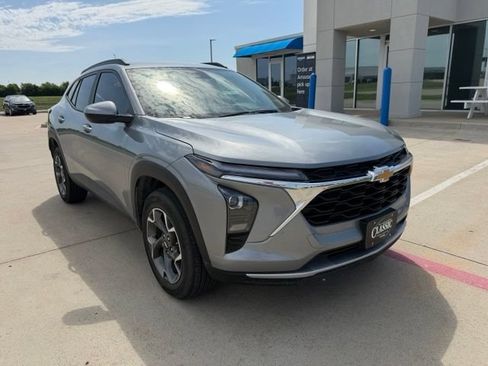 Used 2025 Chevrolet Trax LT w/ Driver Confidence Package FWD image 1