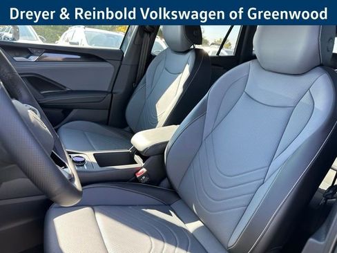 New 2025 Volkswagen Tiguan SE R-Line image 30